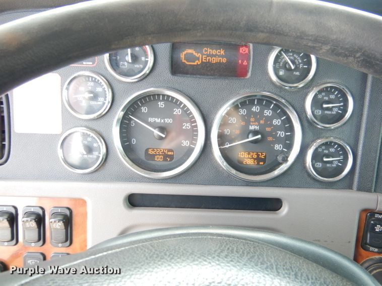 image for item DG0765 2010 Peterbilt 386  semi truck