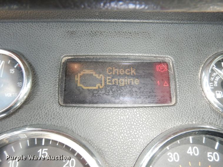 image for item DG0765 2010 Peterbilt 386  semi truck