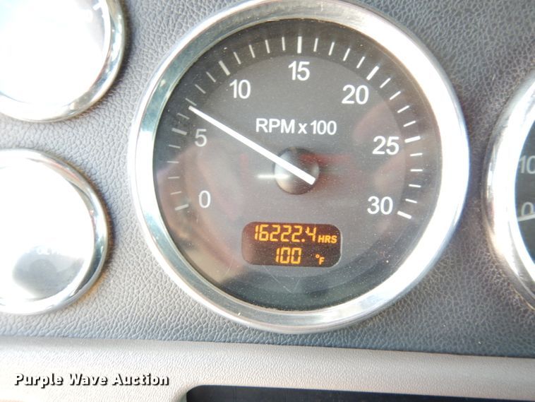 image for item DG0765 2010 Peterbilt 386  semi truck