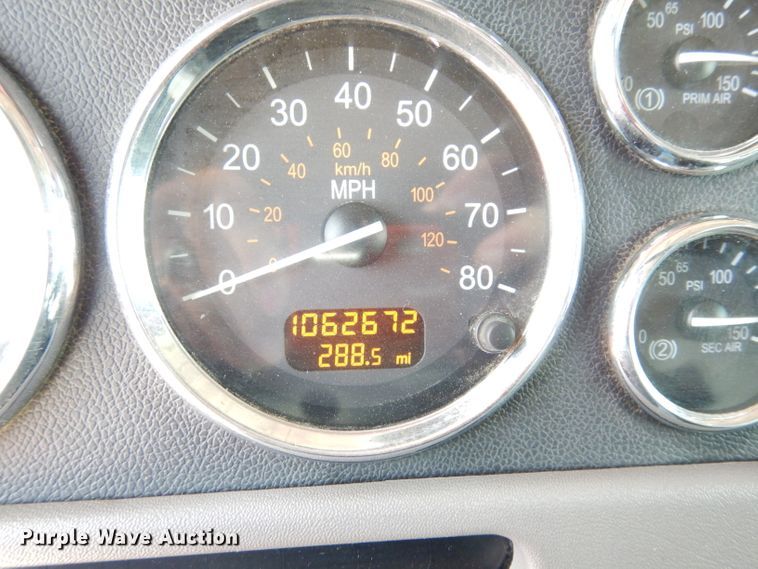 image for item DG0765 2010 Peterbilt 386  semi truck