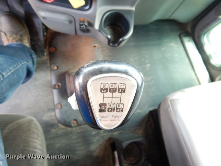 image for item DG0765 2010 Peterbilt 386  semi truck