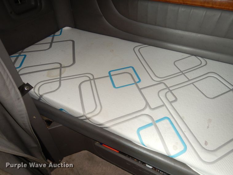 image for item DG0765 2010 Peterbilt 386  semi truck