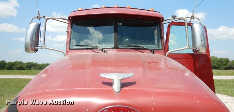 image for item DG0765 2010 Peterbilt 386  semi truck