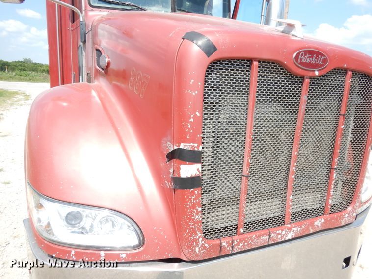 image for item DG0765 2010 Peterbilt 386  semi truck