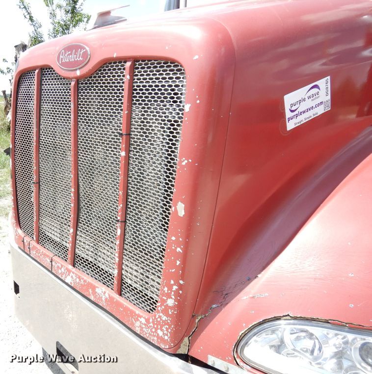 image for item DG0765 2010 Peterbilt 386  semi truck