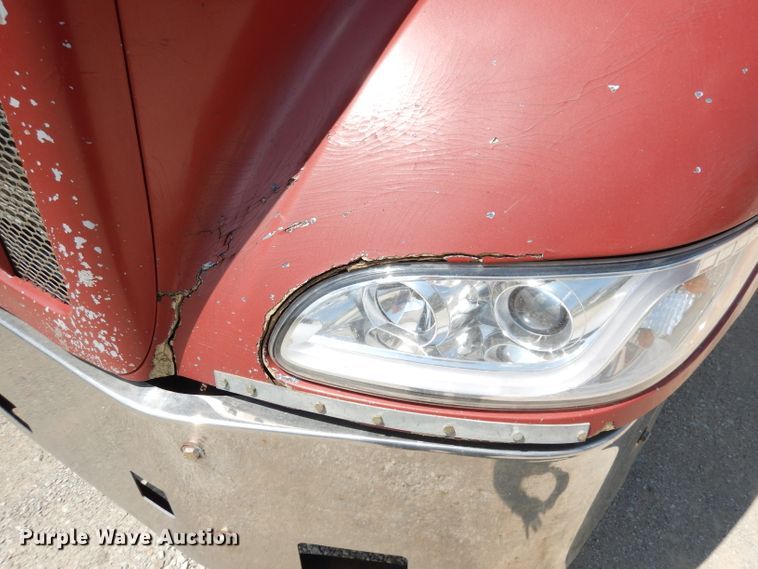 image for item DG0765 2010 Peterbilt 386  semi truck