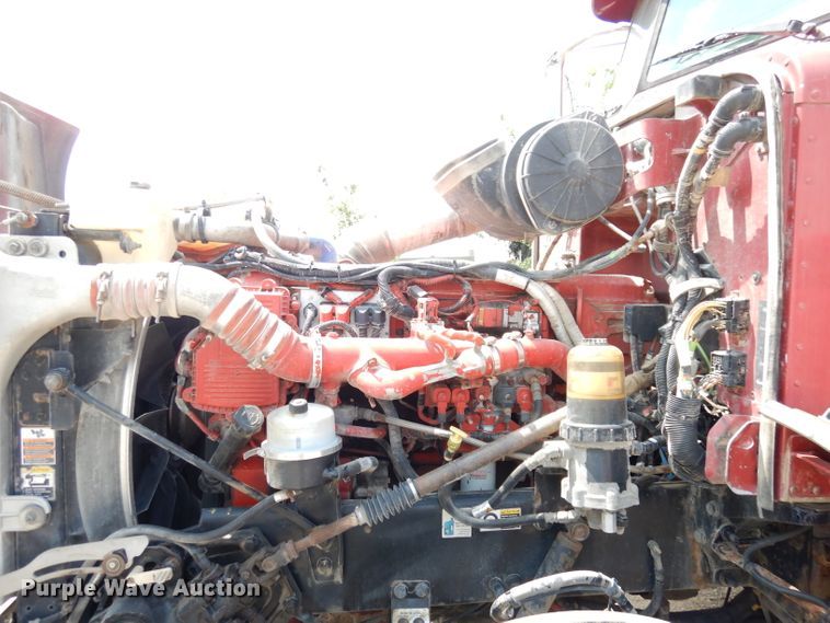 image for item DG0765 2010 Peterbilt 386  semi truck