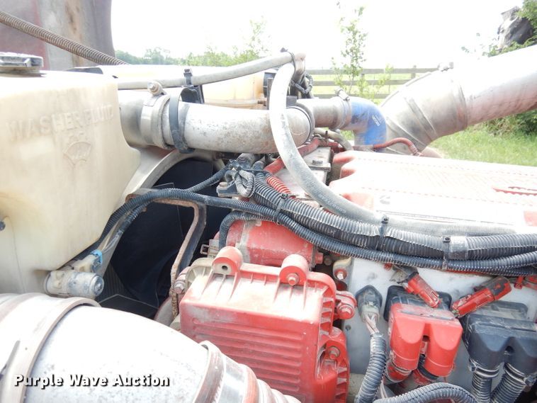 image for item DG0765 2010 Peterbilt 386  semi truck