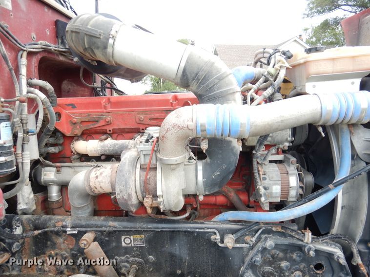 image for item DG0765 2010 Peterbilt 386  semi truck