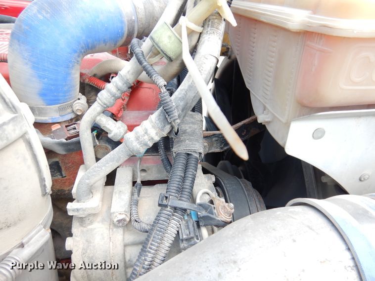 image for item DG0765 2010 Peterbilt 386  semi truck