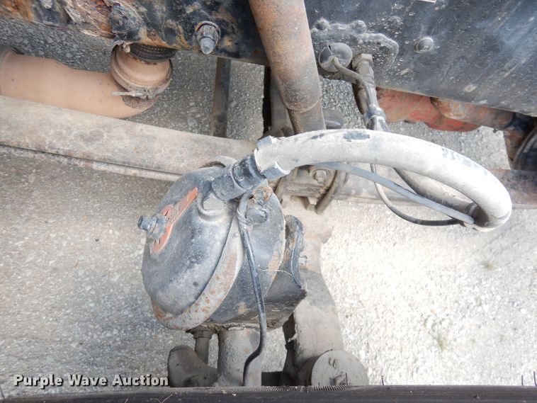 image for item DG0765 2010 Peterbilt 386  semi truck