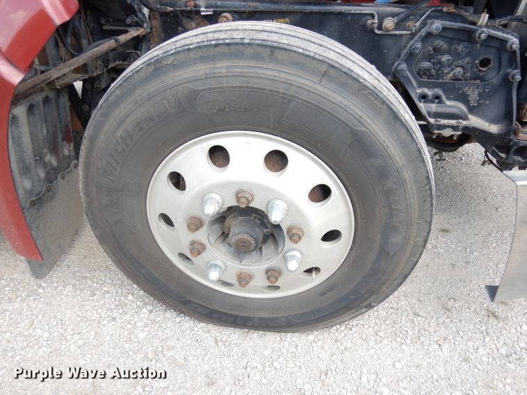 image for item DG0765 2010 Peterbilt 386  semi truck