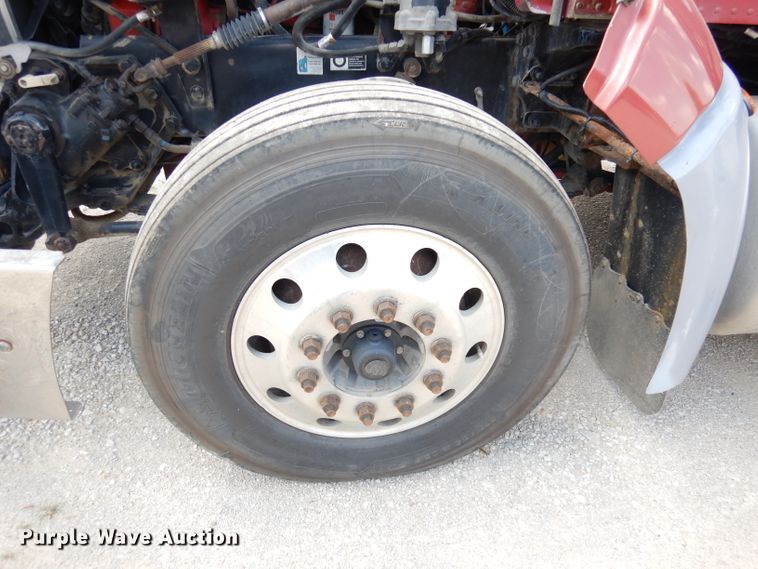 image for item DG0765 2010 Peterbilt 386  semi truck