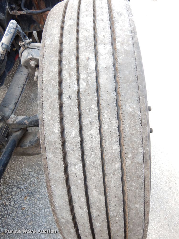 image for item DG0765 2010 Peterbilt 386  semi truck