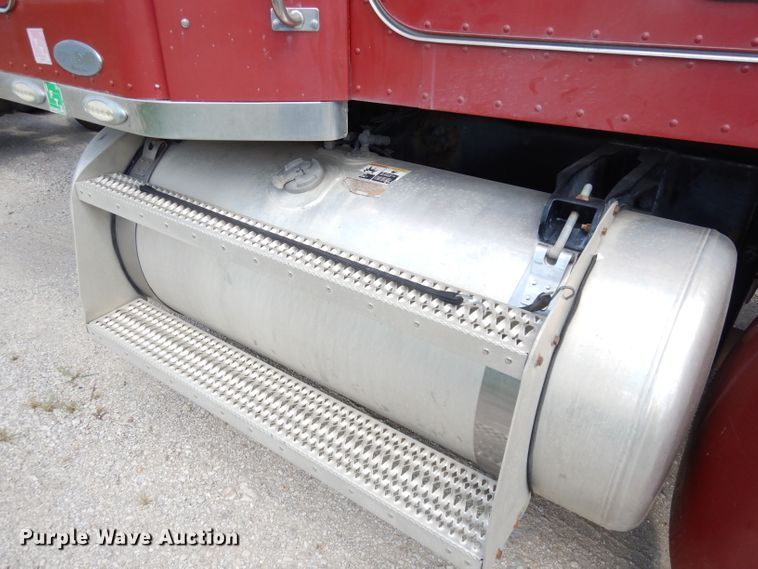 image for item DG0765 2010 Peterbilt 386  semi truck