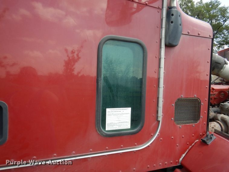 image for item DG0765 2010 Peterbilt 386  semi truck