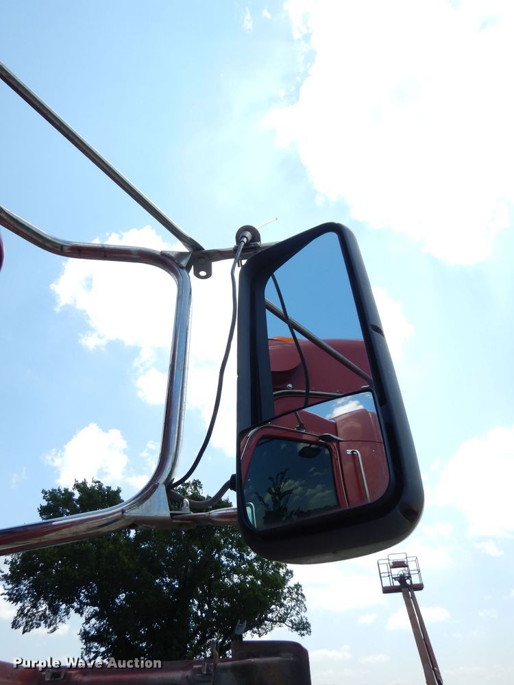 image for item DG0765 2010 Peterbilt 386  semi truck