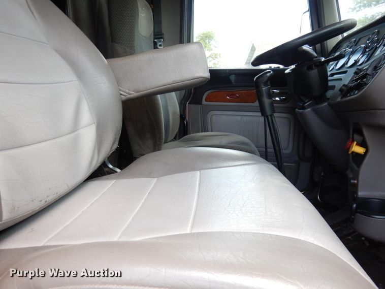 image for item DG0765 2010 Peterbilt 386  semi truck