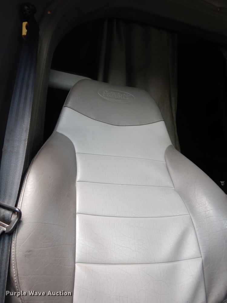 image for item DG0765 2010 Peterbilt 386  semi truck