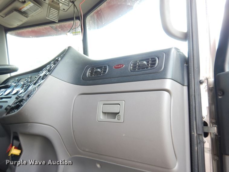 image for item DG0765 2010 Peterbilt 386  semi truck