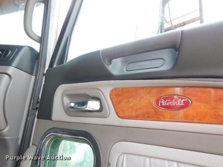 image for item DG0765 2010 Peterbilt 386  semi truck