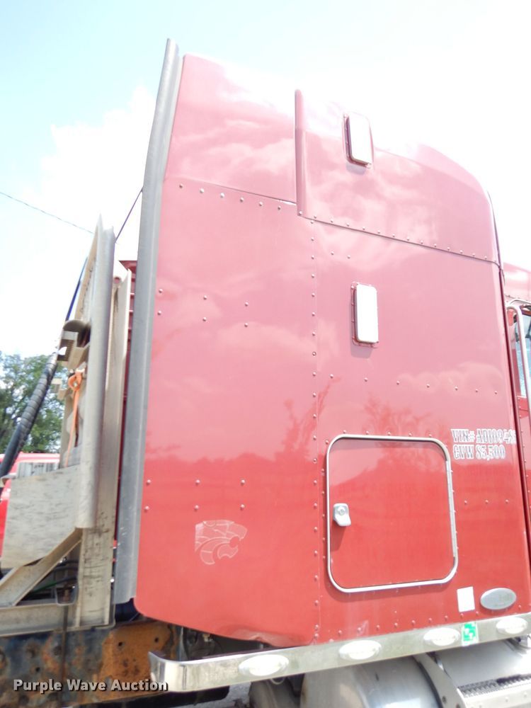 image for item DG0765 2010 Peterbilt 386  semi truck