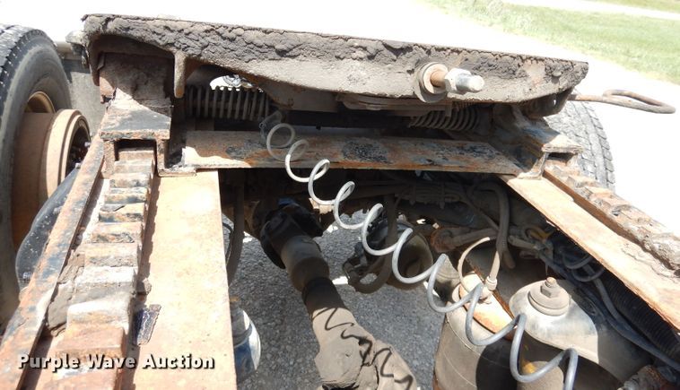 image for item DG0765 2010 Peterbilt 386  semi truck