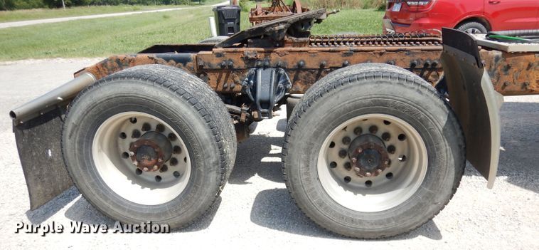 image for item DG0765 2010 Peterbilt 386  semi truck