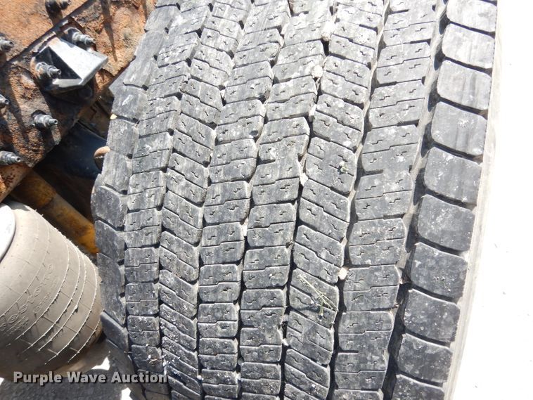 image for item DG0765 2010 Peterbilt 386  semi truck