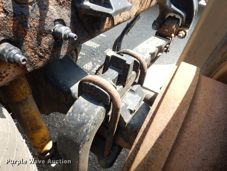 image for item DG0765 2010 Peterbilt 386  semi truck