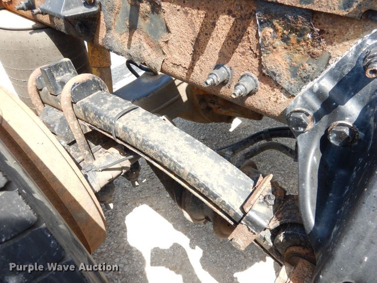 image for item DG0765 2010 Peterbilt 386  semi truck