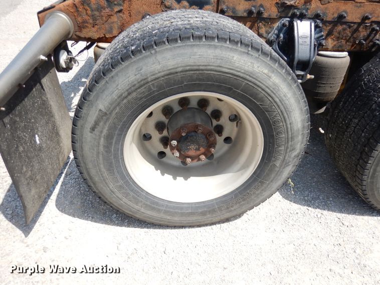 image for item DG0765 2010 Peterbilt 386  semi truck