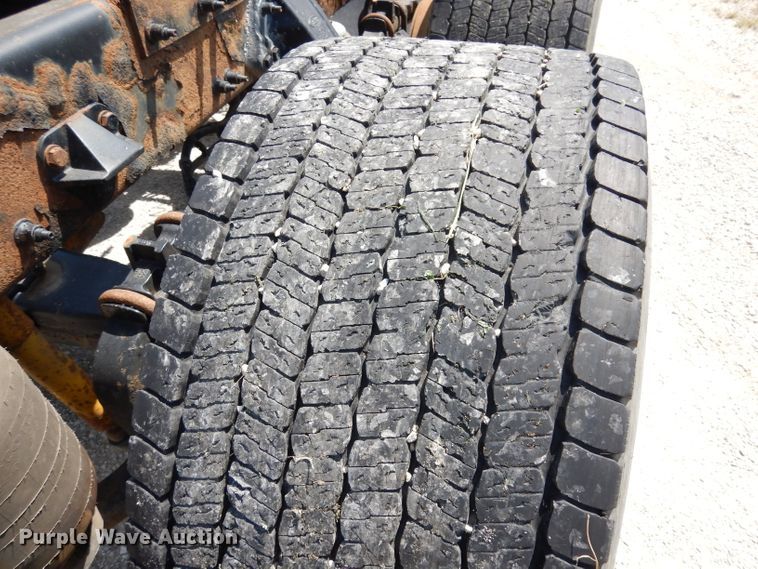 image for item DG0765 2010 Peterbilt 386  semi truck