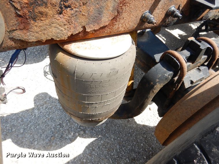 image for item DG0765 2010 Peterbilt 386  semi truck