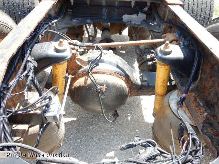 image for item DG0765 2010 Peterbilt 386  semi truck