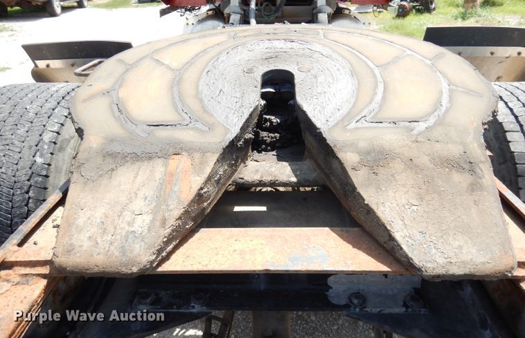 image for item DG0765 2010 Peterbilt 386  semi truck