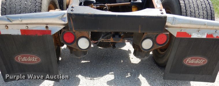 image for item DG0765 2010 Peterbilt 386  semi truck