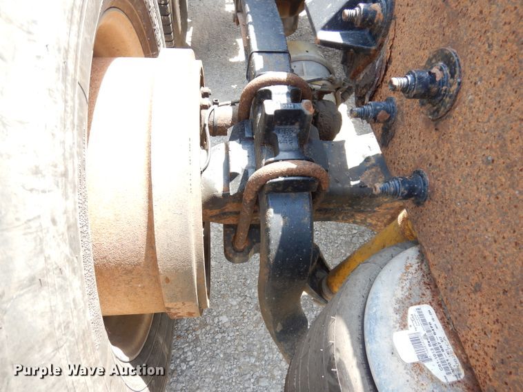 image for item DG0765 2010 Peterbilt 386  semi truck