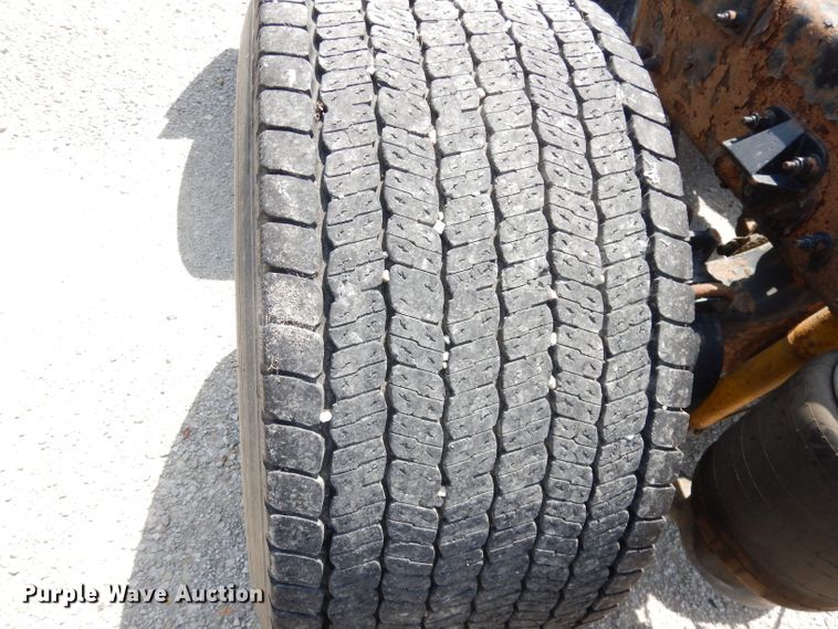 image for item DG0765 2010 Peterbilt 386  semi truck