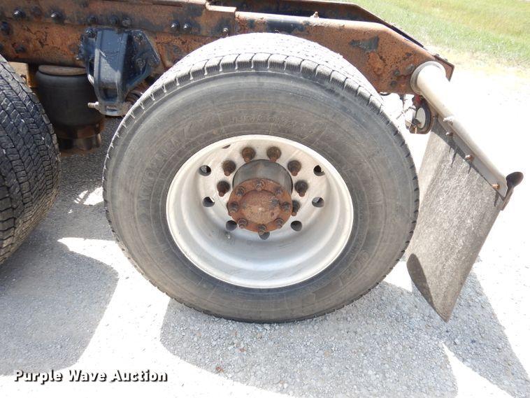 image for item DG0765 2010 Peterbilt 386  semi truck