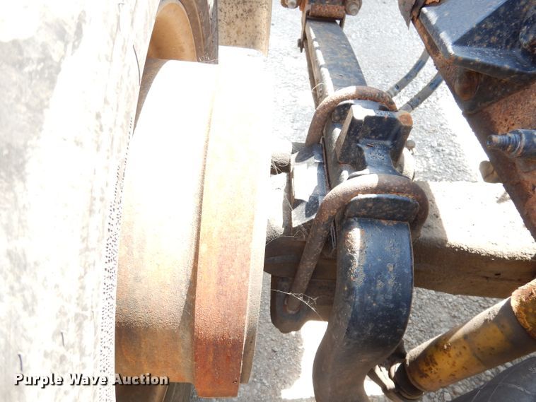 image for item DG0765 2010 Peterbilt 386  semi truck