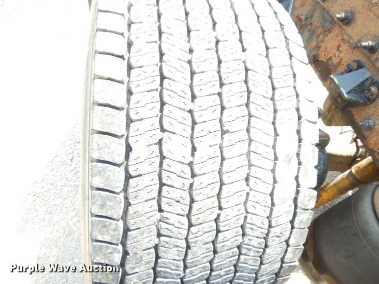 image for item DG0765 2010 Peterbilt 386  semi truck