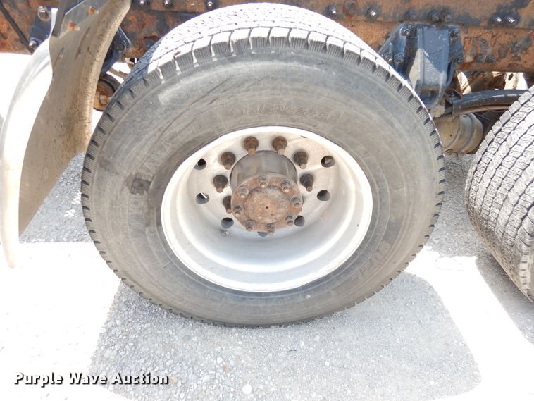 image for item DG0765 2010 Peterbilt 386  semi truck