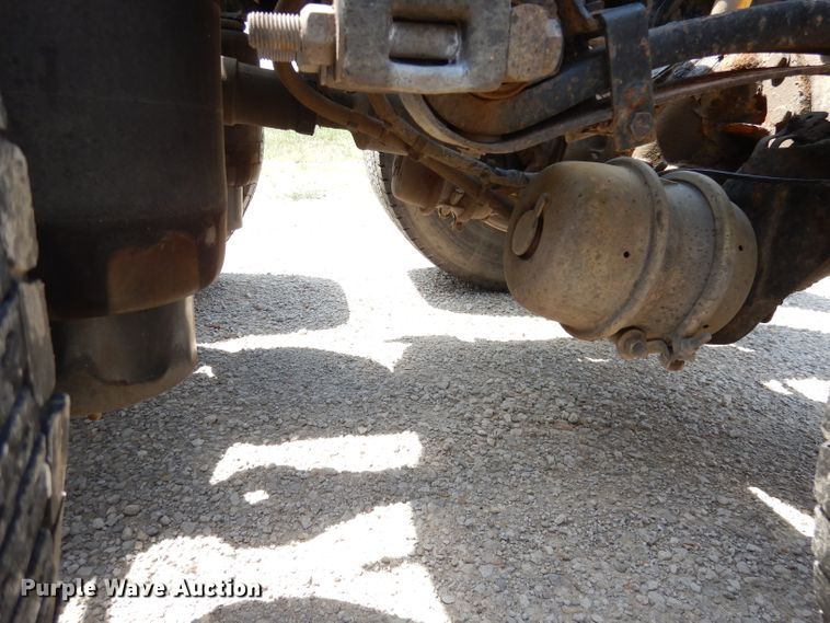 image for item DG0765 2010 Peterbilt 386  semi truck