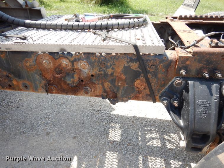 image for item DG0765 2010 Peterbilt 386  semi truck