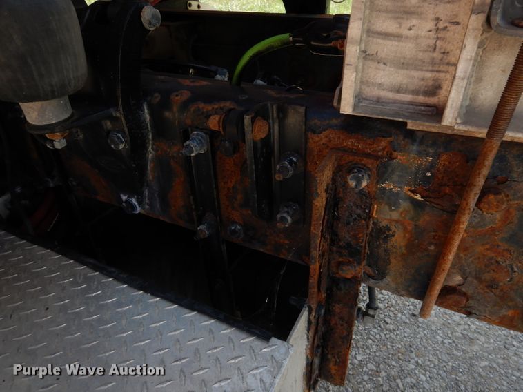 image for item DG0765 2010 Peterbilt 386  semi truck