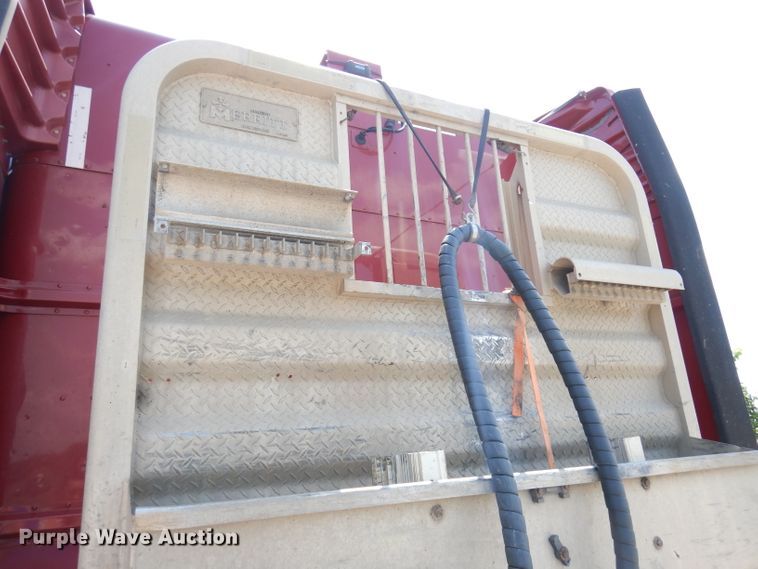 image for item DG0765 2010 Peterbilt 386  semi truck