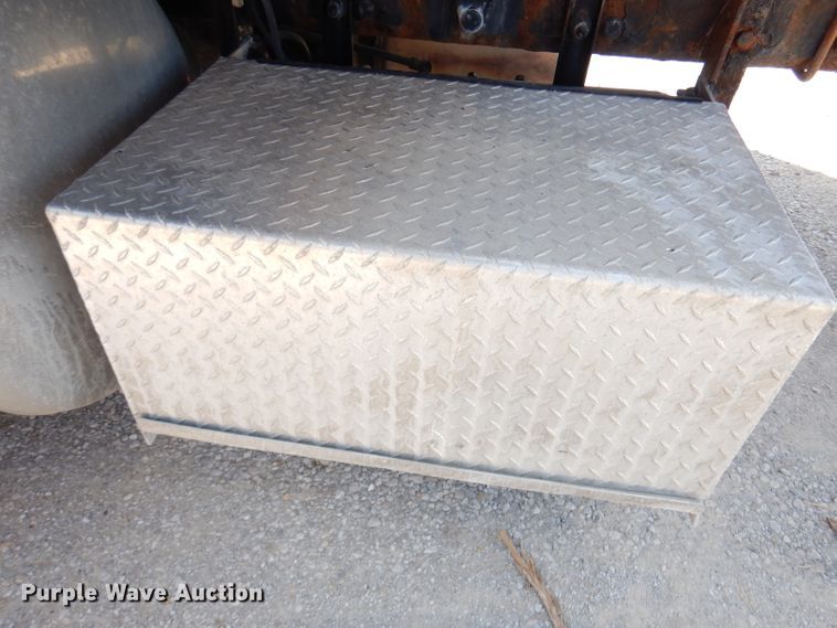 image for item DG0765 2010 Peterbilt 386  semi truck