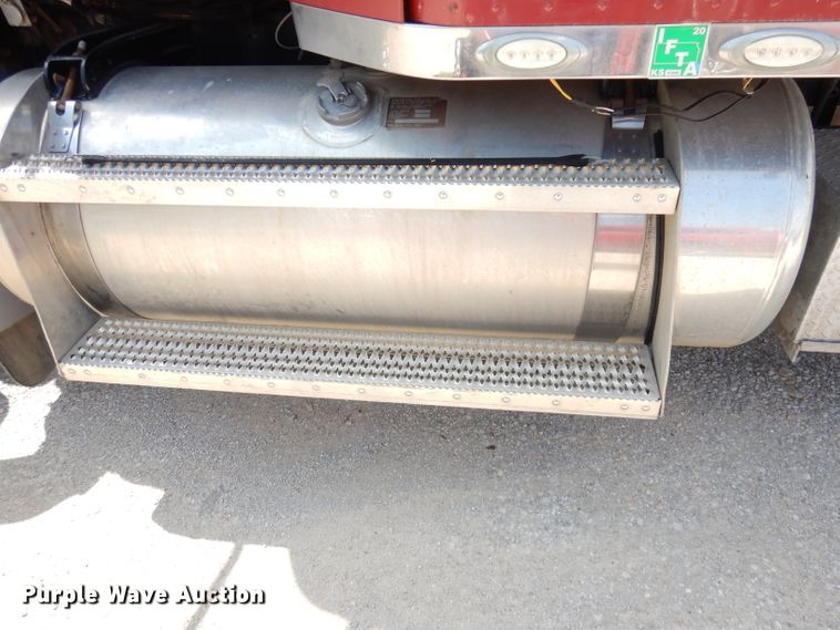 image for item DG0765 2010 Peterbilt 386  semi truck