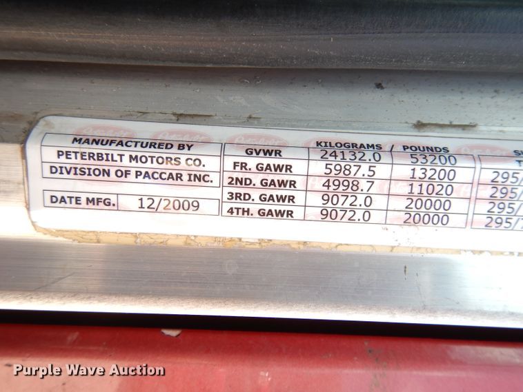 image for item DG0765 2010 Peterbilt 386  semi truck